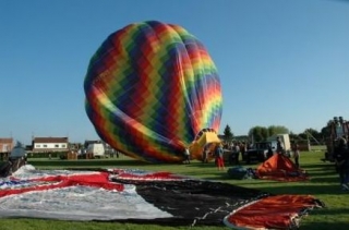  Ein Ballon in voller Vorbereitung